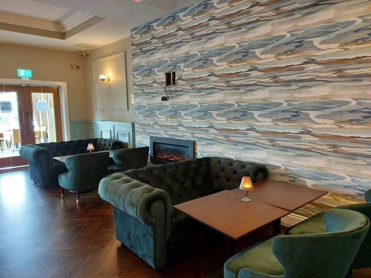 serves breakfast, lunch and dinner