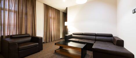 Camera familiare | Area soggiorno | TV a schermo piatto