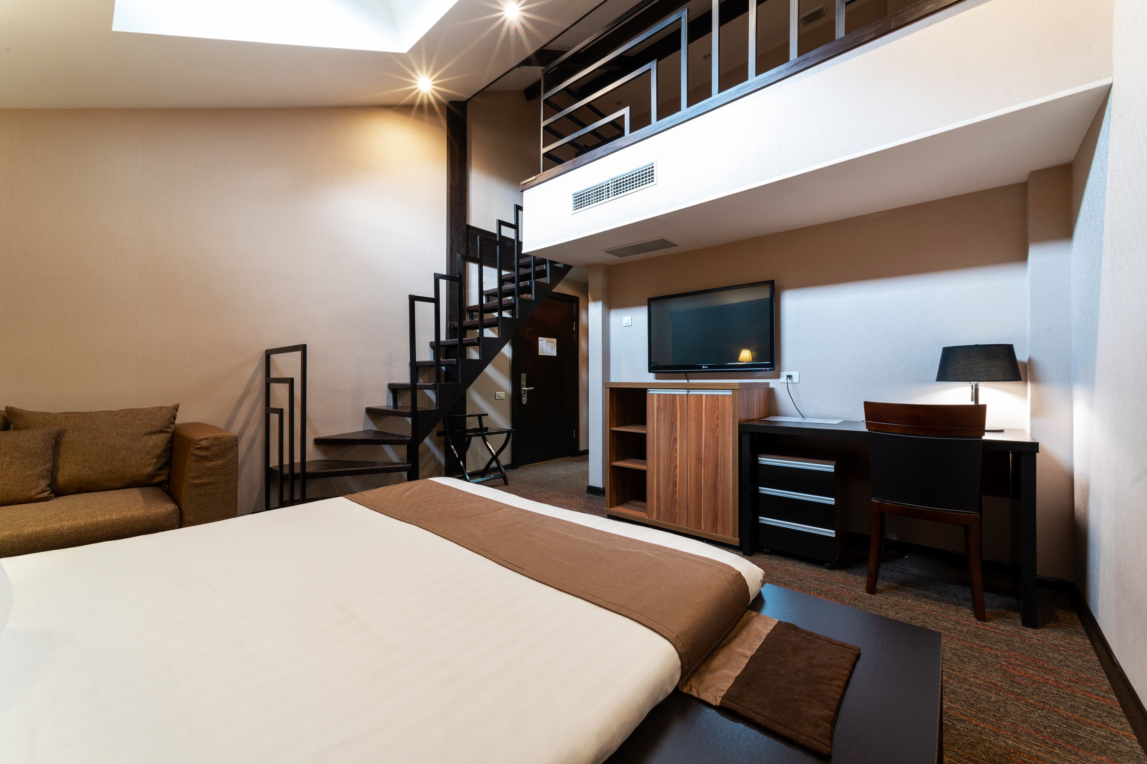 スタンダード トリプルルーム | ミニバーのアイテム (無料)、セーフティボックス (室内)、デスク、アイロン / アイロン台