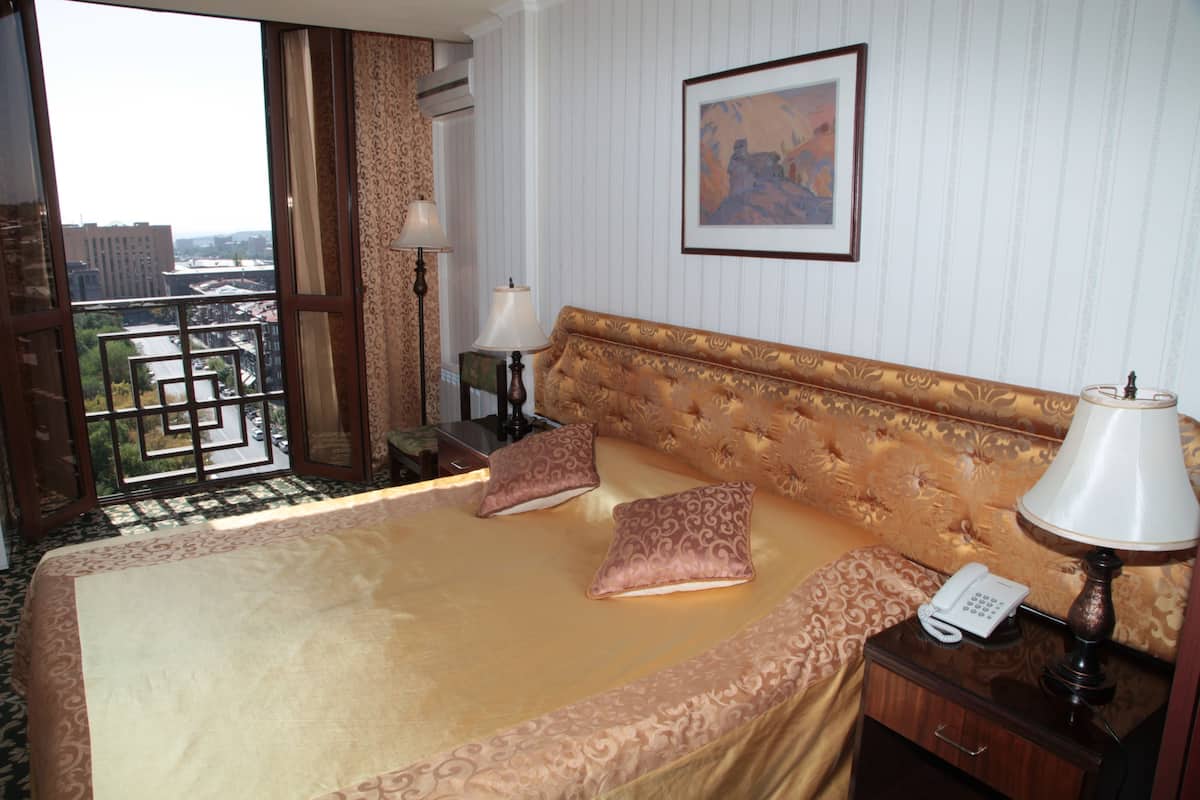 Junior Suite, 1 Double Bed with Sofa bed, Courtyard View | Premium bedding, minibar, soundproofing, iron/ironing board