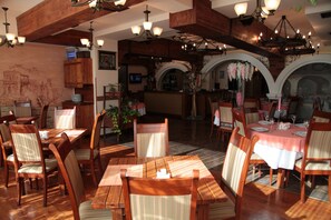2 restaurants servant le dĂźner