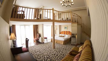 Dúplex, 1 cama matrimonial y sofá cama, vista a la ciudad, en el área del jardín | Ropa de cama de alta calidad, minibar y insonorización