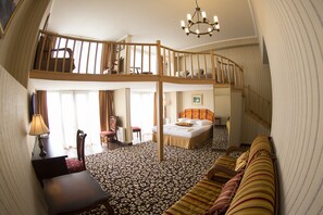 Dúplex, 1 cama doble con sofá cama, vistas a la ciudad, en la zona del jardín | 1 dormitorio, ropa de cama de alta calidad, minibar