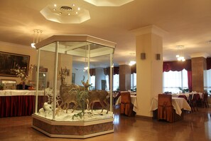 每日供应自助式早餐（每人 AMD 2000）