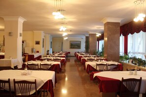 Desayuno buffet todos los días (con cargo) 
