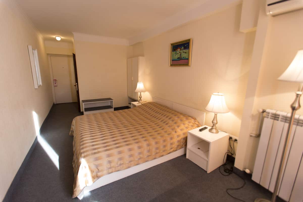 Premium bedding, minibar, soundproofing, iron/ironing board