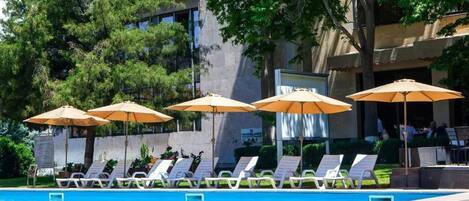 حمّام سباحة خارجي