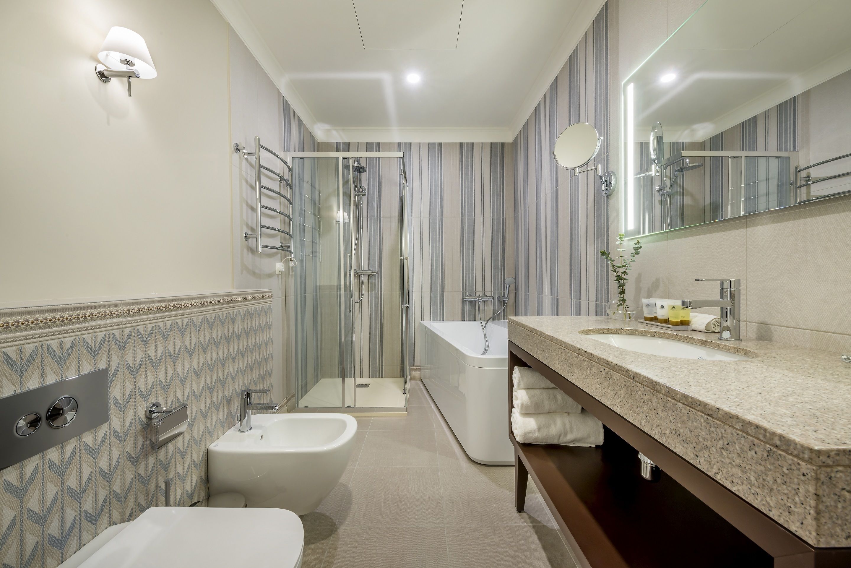 suite | bathroom | free toiletries, hair dryer, towels
