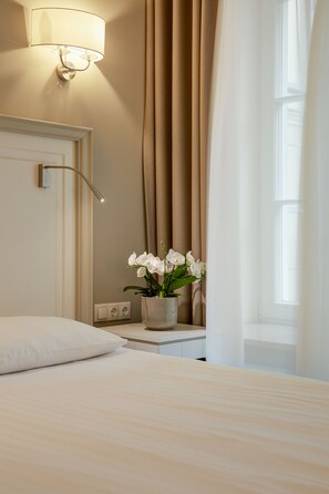 Allergikerbettwaren, Minibar, Zimmersafe, individuell dekoriert