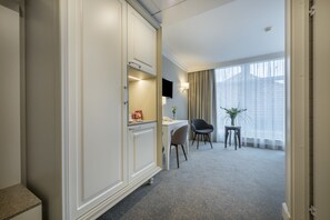 Habitación estándar con 1 cama matrimonial o 2 individuales | Sala de estar | Televisión de pantalla plana 