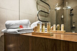 Articles de toilette gratuits, sèche-cheveux, serviettes fournies