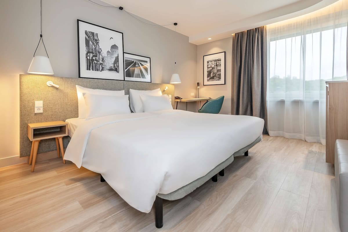 1 Schlafzimmer, Zimmersafe, Schreibtisch, laptopgeeigneter Arbeitsplatz