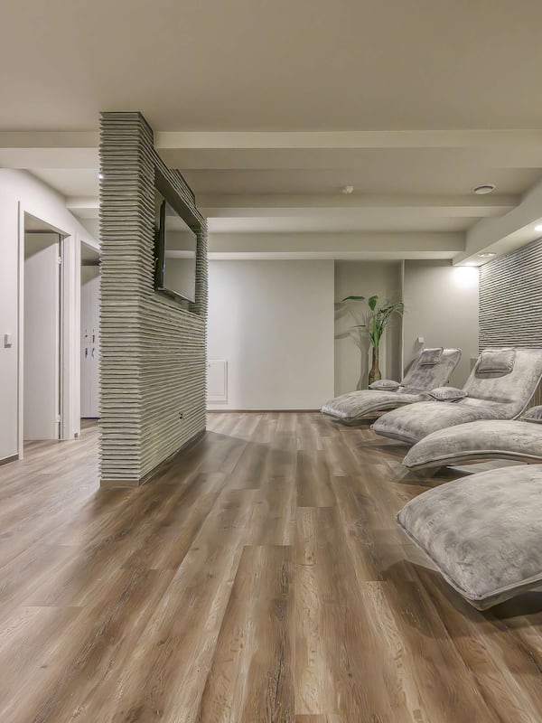 Sauna, hot tub, steam room, body treatments, Thai massages, facials