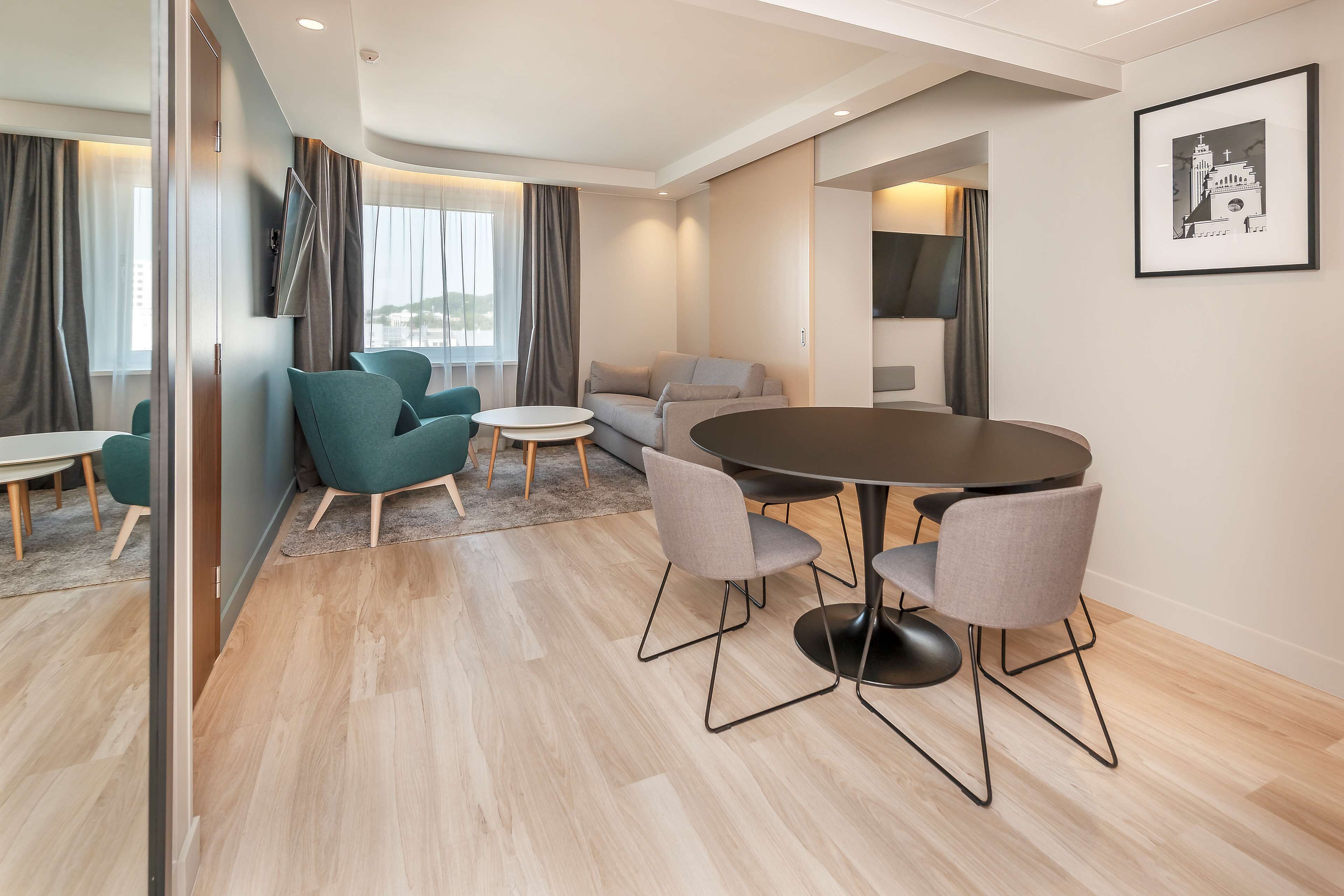 Sviitti | Tallelokero huoneessa, työpöytä