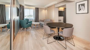 Sviitti | Tallelokero huoneessa, työpöytä