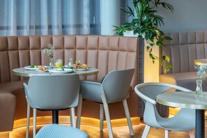 Komplett frokost hver dag (EUR 18 per person)