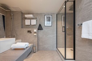 Suite | Bathroom shower - Radisson Hotel Kaunas (Kaunas)