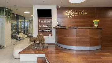 Sauna, tina de hidromasaje, baño de vapor y tratamientos corporales