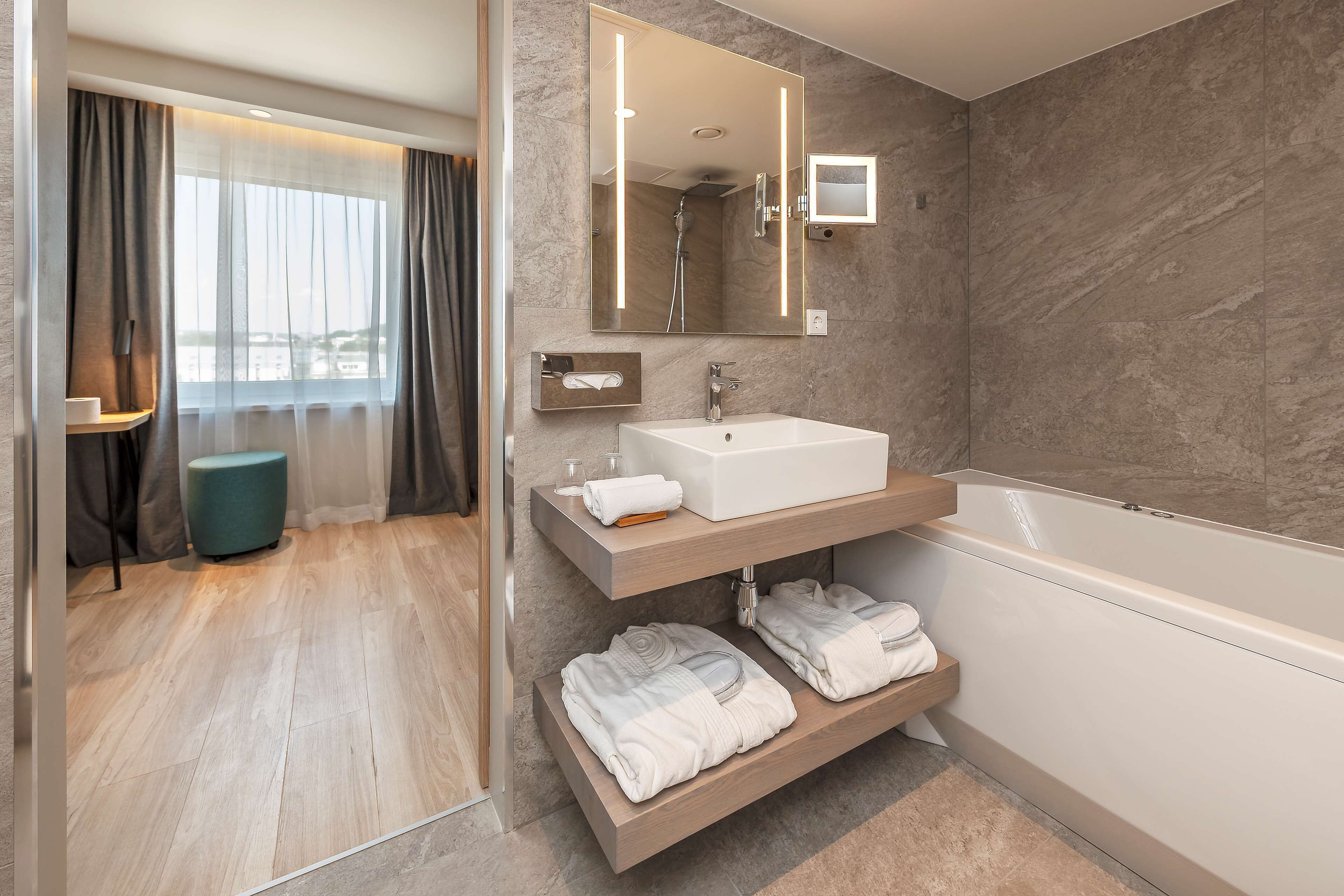 suite | bathroom | free toiletries, hair dryer, towels