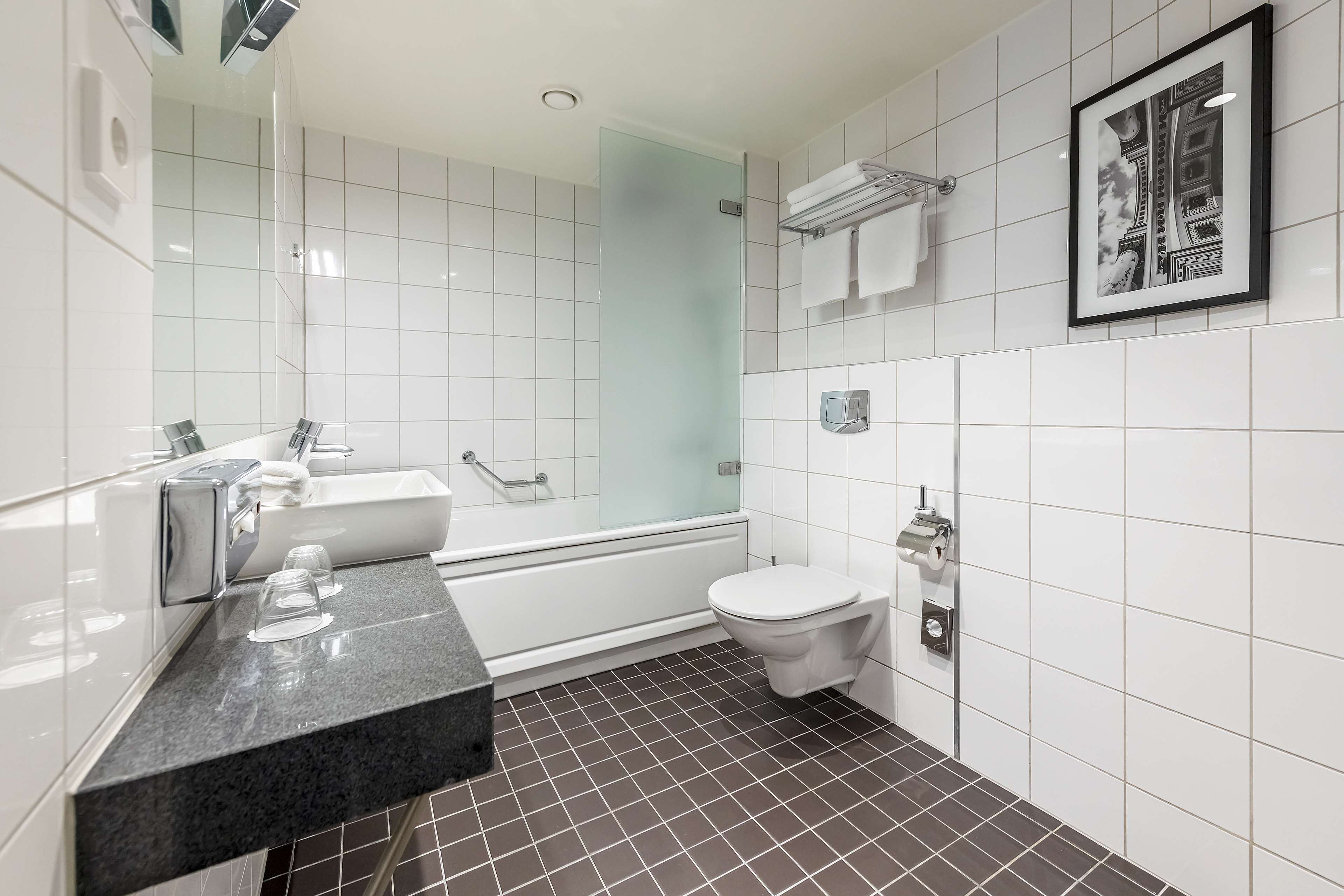 Un baño moderno con bañera, inodoro y lavabo.