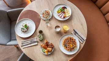 Daily full breakfast (EUR 18 per person)