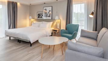 Suite Junior | Brankas, meja kerja, ruang kerja ramah laptop, dan tirai kedap cahaya