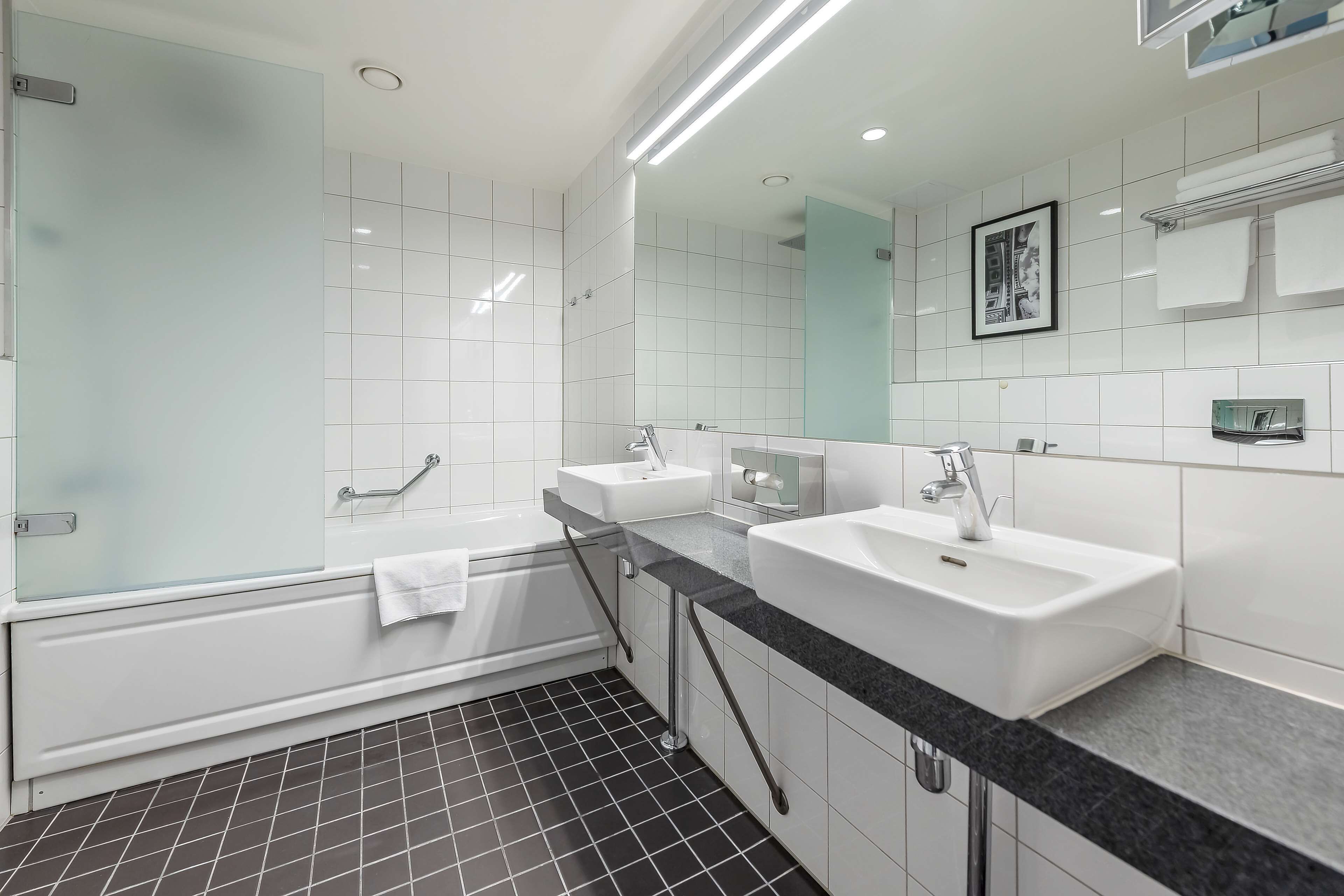 junior suite | bathroom | free toiletries, hair dryer, towels