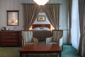 Minibar, coffres-forts dans les chambres, bureau, rideaux occultants
