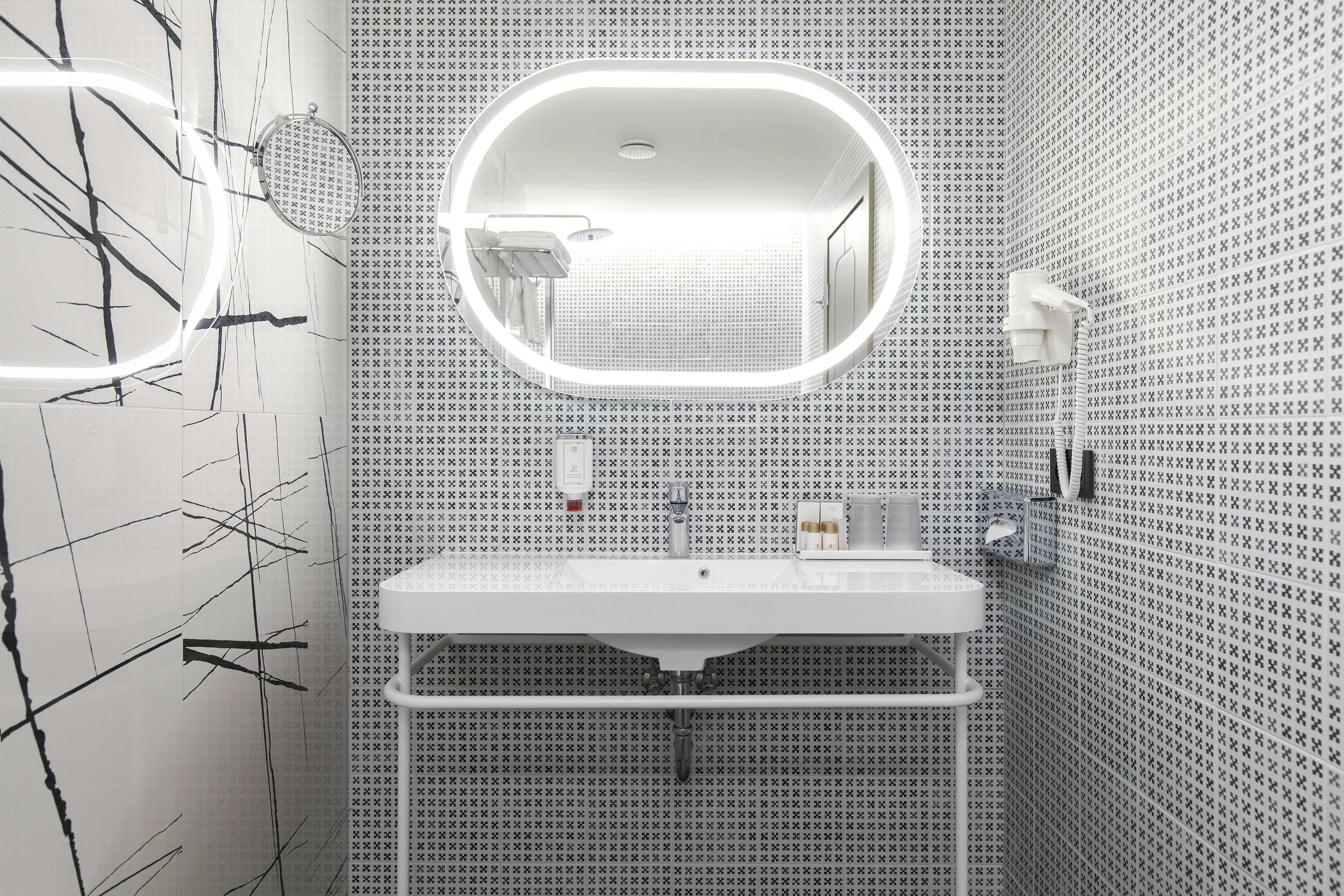 suite | bathroom | free toiletries, hair dryer, towels