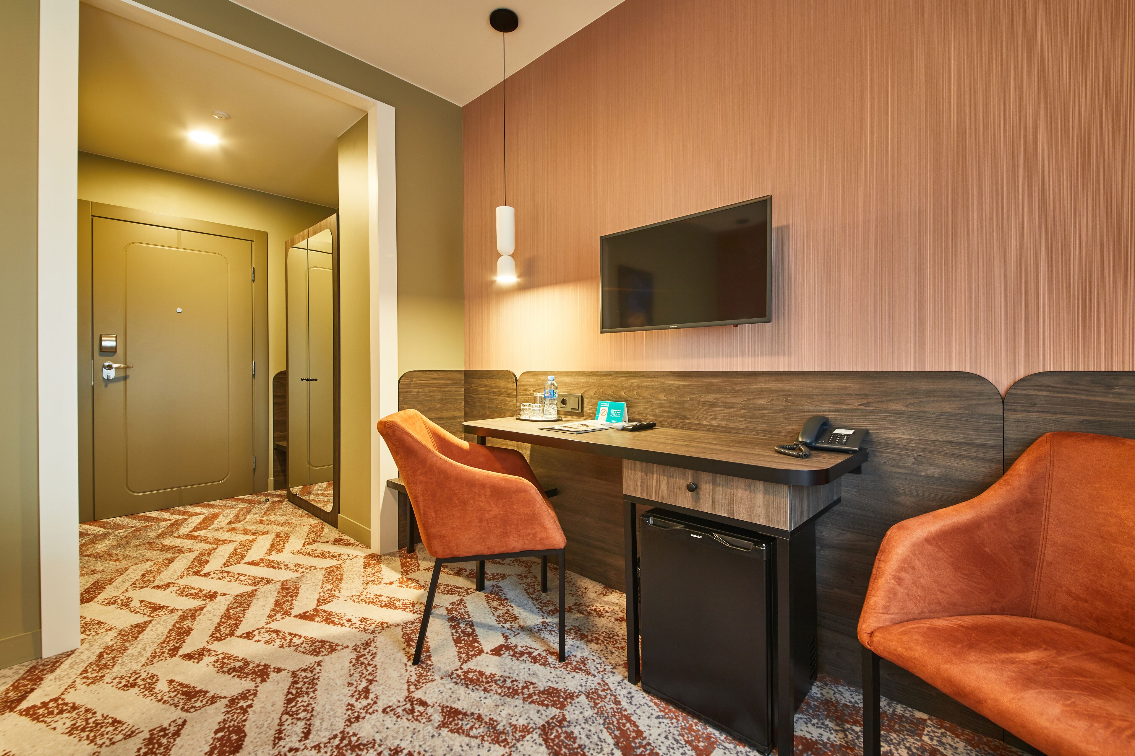 deluxe double or twin room | minibar, in-room safe, desk, blackout curtains