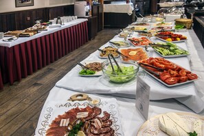 Buffet déjeuner gratuit tous les jours