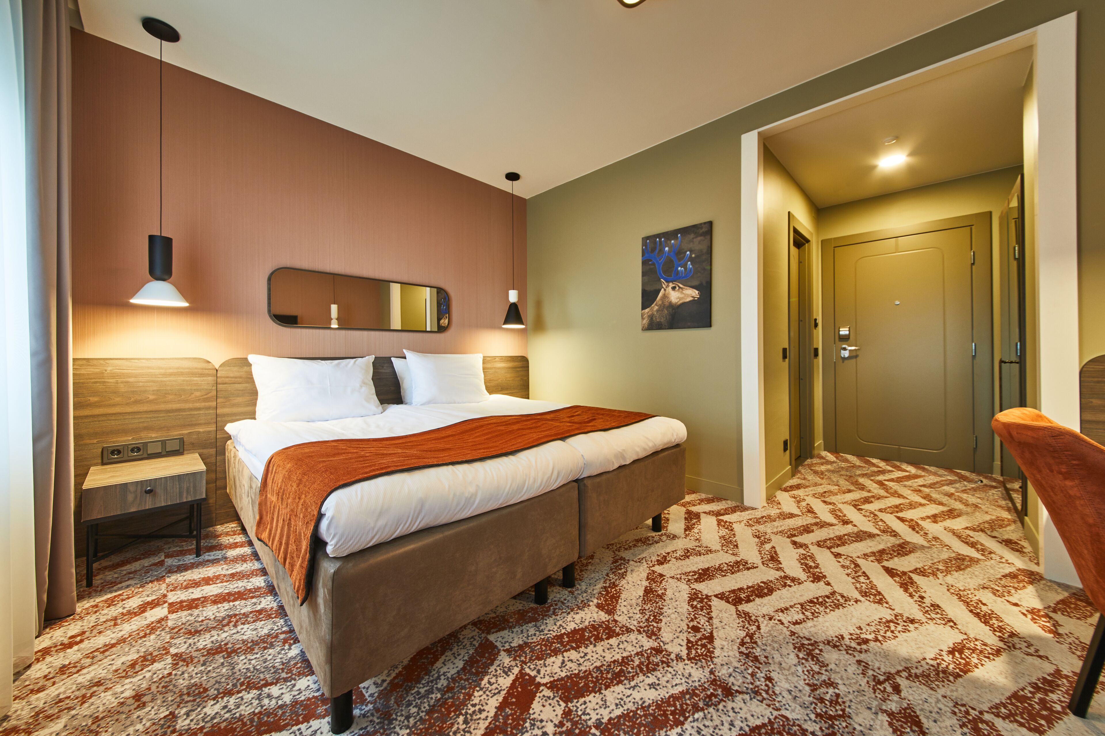 deluxe double or twin room | minibar, in-room safe, desk, blackout curtains