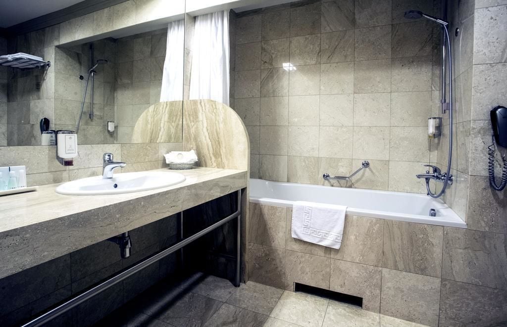 executive suite | bathroom | free toiletries, hair dryer, towels