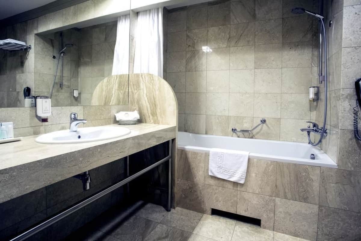 executive suite | bathroom | free toiletries, hair dryer, towels