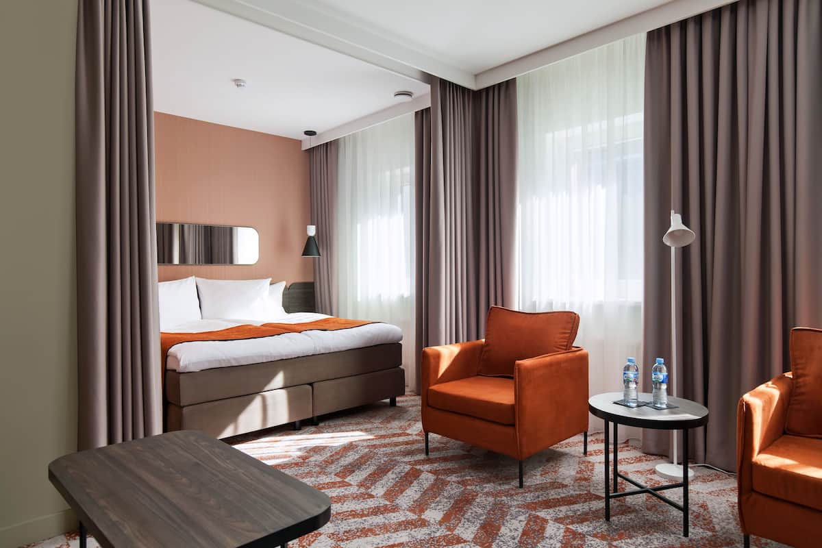 Suite | Minibar, caja fuerte, escritorio y cortinas opacas