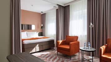 Suite | Minibar, Zimmersafe, Schreibtisch, VerdunkelungsvorhÀnge