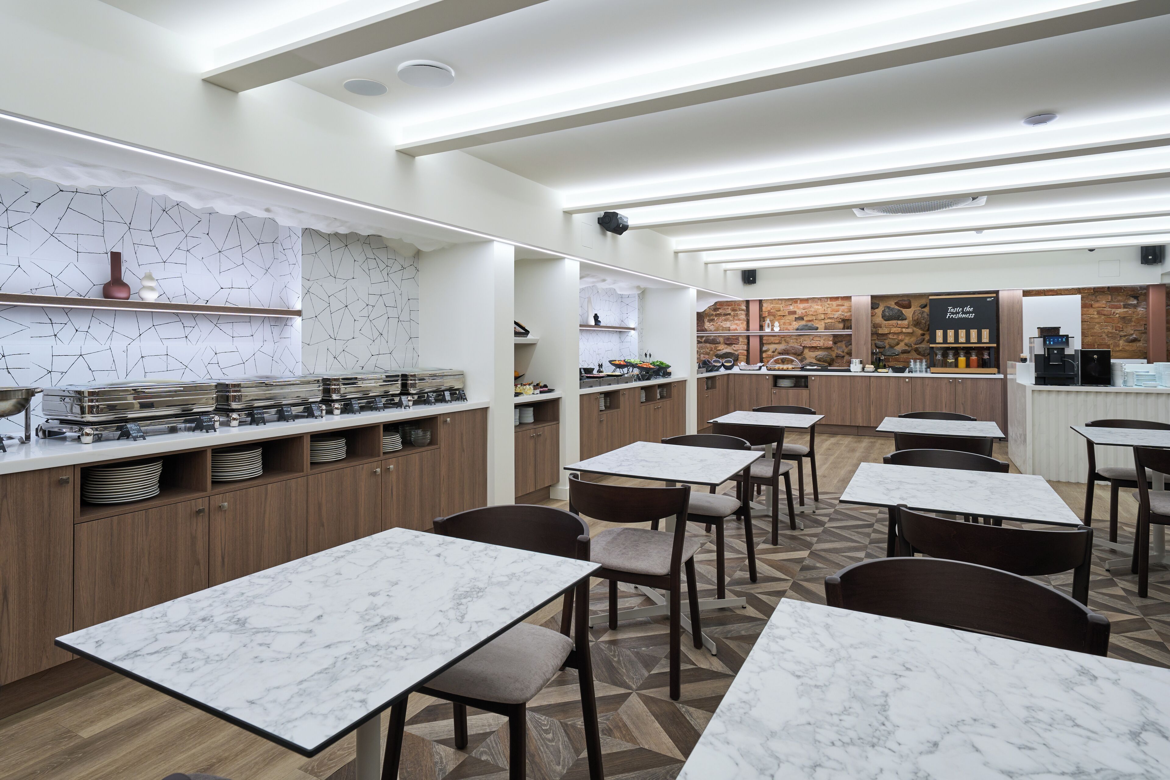 بوفيه فطور مجانًا يوميًا