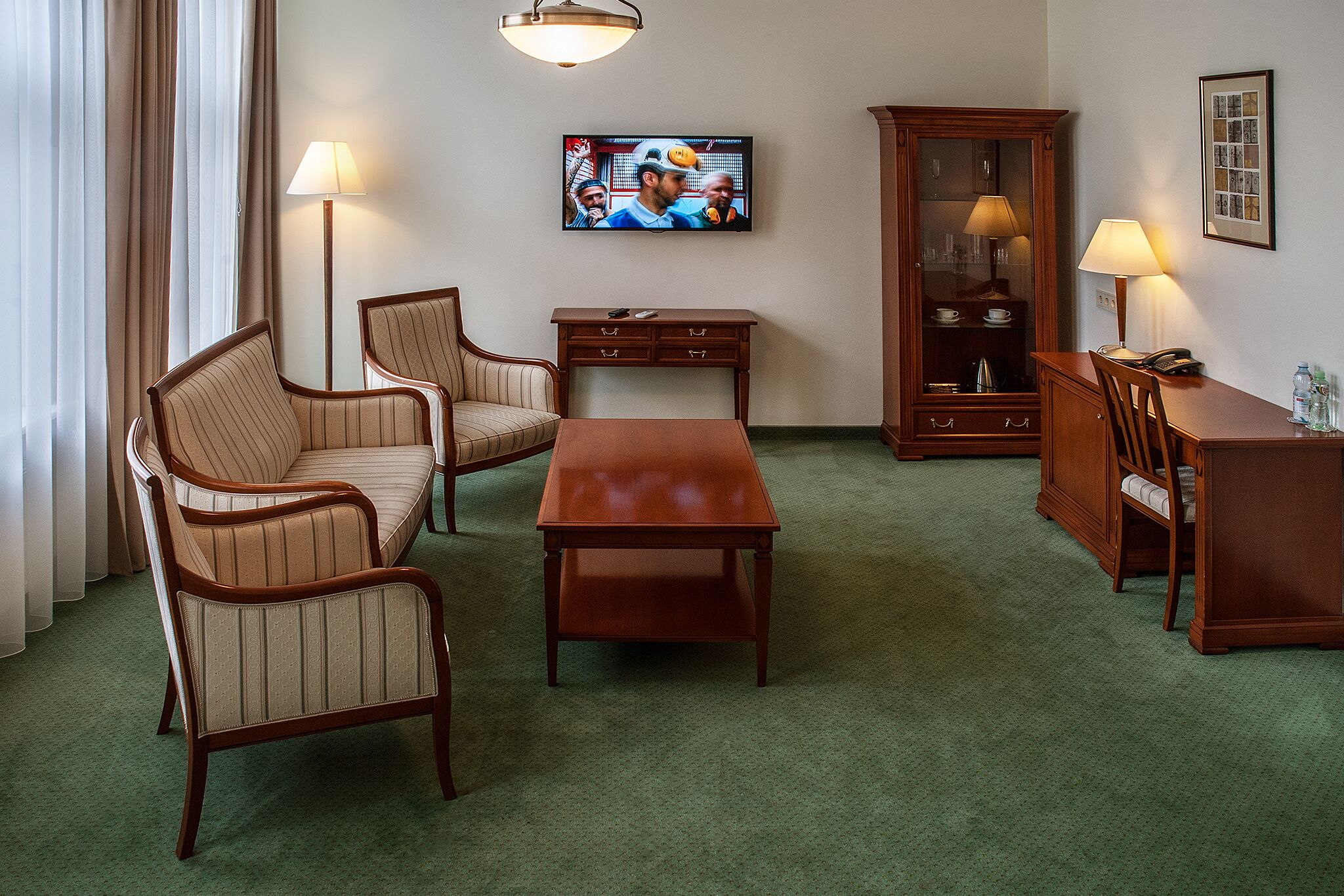 executive suite | minibar, in-room safe, desk, blackout curtains