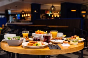 Se ofrece un desayuno bufé (11 EUR por persona)