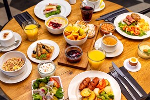 Desayuno buffet diario (EUR 11 por persona)