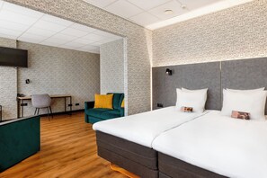 Corner room | Desk, laptop workspace, blackout drapes, free WiFi - Hotel Metropol (Tallinn)