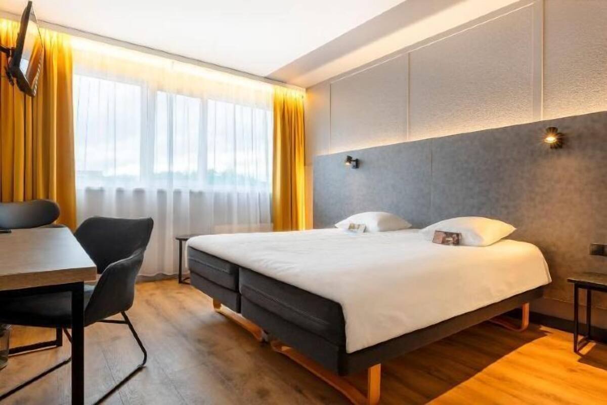Escriptori, espai de treball apte per a portàtils i cortines opaques
