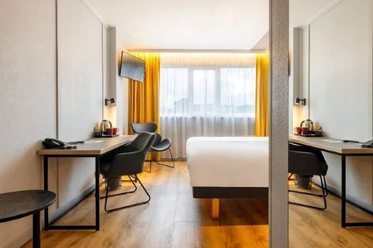 Desk, laptop workspace, blackout drapes, free cribs/infant beds