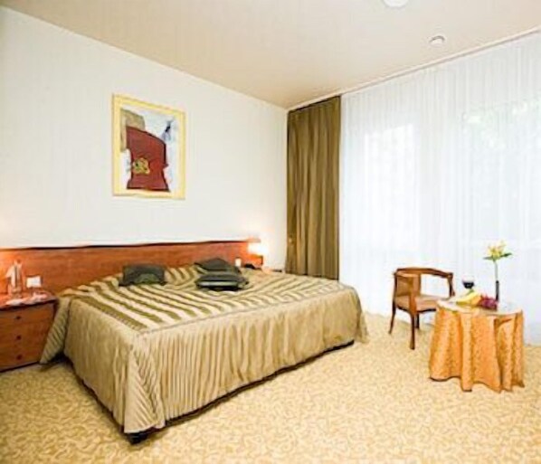 Minibar, in-room safe, desk, soundproofing