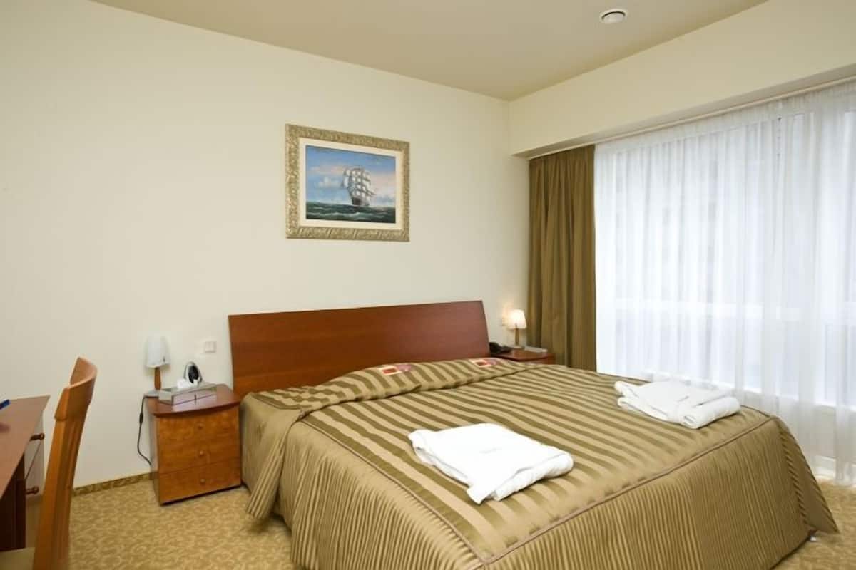 Minibar, in-room safe, desk, soundproofing
