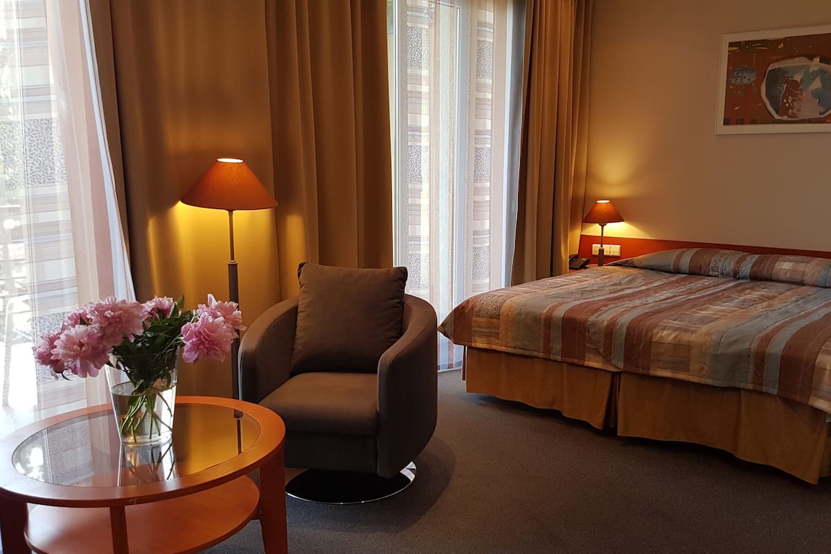 minibar, in-room safe, blackout curtains, soundproofing