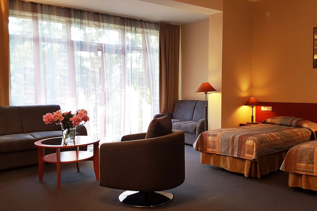 triple room | living room | tv