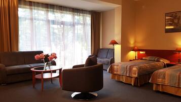 Triple Room | Living room | TV