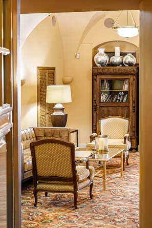 Lobby lounge