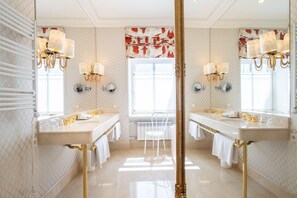 Superior Room with SPA access | Bathroom | Combined shower/tub, designer toiletries, hair dryer, bathrobes - NARUTIS hotel (Vilnius)